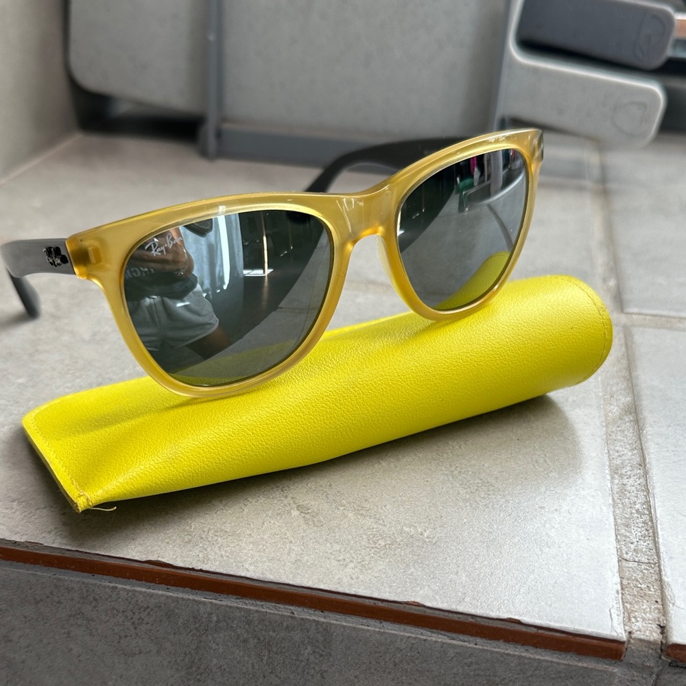 Ray-Ban Sunglasses with Yellow and Gray Frame mirrored lense
